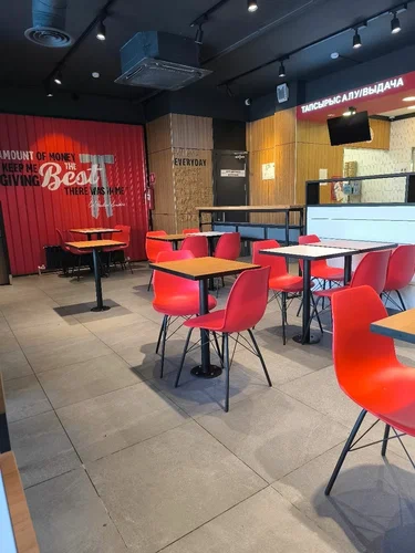 Зал ресторана KFC с фирменным оформлением